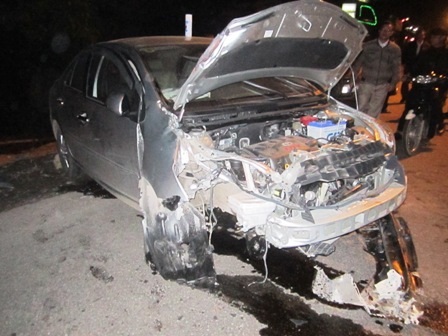 Sau cú đâm mạnh, chiếc xế hộp bị hư hỏng hoàn toàn phần đầu.