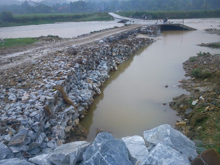 Thầy cô bơi qua nước lớn tới trường - 4