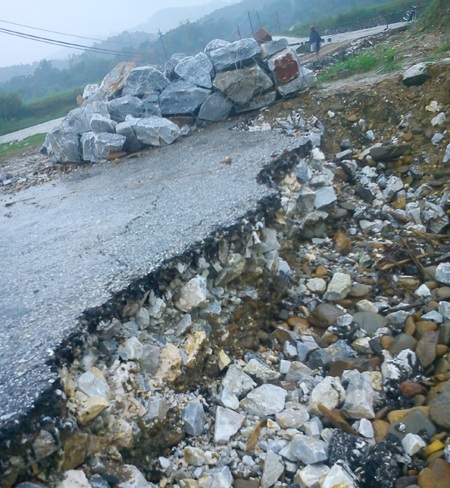 Thầy cô bơi qua nước lớn tới trường - 5