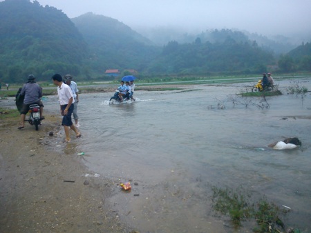 Thầy cô bơi qua nước lớn tới trường - 6