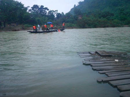 Thầy cô bơi qua nước lớn tới trường - 7