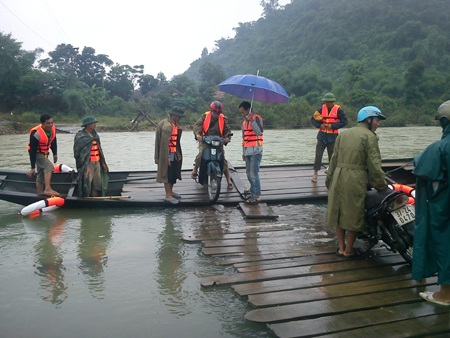 Thầy cô bơi qua nước lớn tới trường - 8