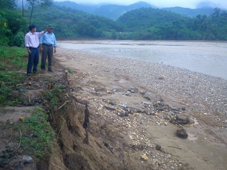 Thầy cô bơi qua nước lớn tới trường - 1