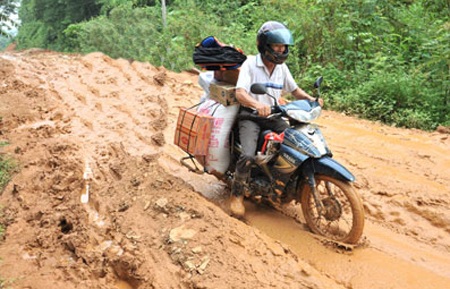 Thầy cô bơi qua nước lớn tới trường - 11