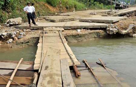 Thầy cô bơi qua nước lớn tới trường - 9