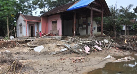 Thầy cô bơi qua nước lớn tới trường - 12