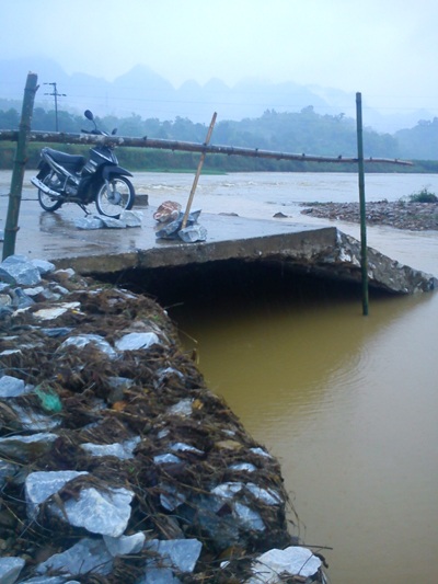 Thầy cô bơi qua nước lớn tới trường - 2