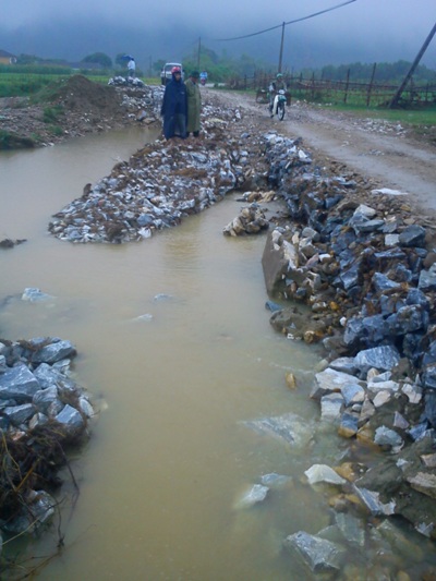 Thầy cô bơi qua nước lớn tới trường - 3