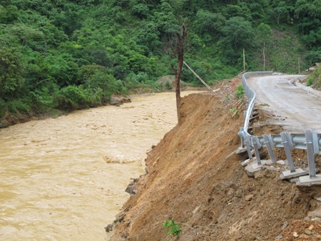 Gần 2.000 hộ dân bị cô lập vì mưa lũ - 4 Gần 2.000 hộ dân bị cô lập vì mưa lũ - 4