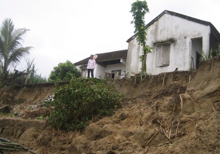 Cầu tràn bị lũ cuốn trôi, hàng ngàn người dân bị cô lập - 4