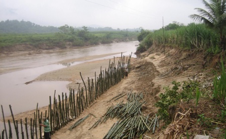 Cầu tràn bị lũ cuốn trôi, hàng ngàn người dân bị cô lập - 5