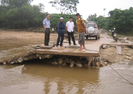 Cầu tràn bị lũ cuốn trôi, hàng ngàn người dân bị cô lập - 1