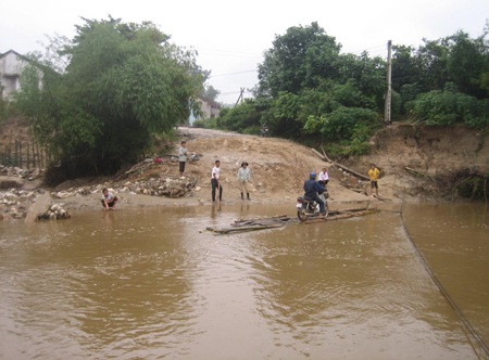 Cầu tràn bị lũ cuốn trôi, hàng ngàn người dân bị cô lập - 3