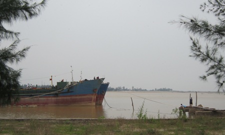 Miền Trung hối hả chạy bão - 14