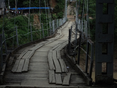 Gần 2.000 hộ dân bị cô lập vì mưa lũ - 3