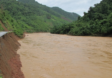 Bị rượt đuổi khi đãi vàng, hai vợ chồng chết đuối  - 1