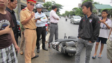 Xe máy “điên” gây tai nạn liên hoàn - 2 Xe máy “điên” gây tai nạn liên hoàn - 2
