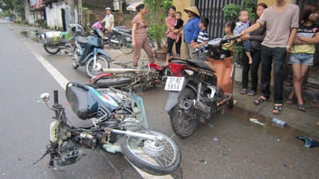 Xe máy “điên” gây tai nạn liên hoàn - 4 Xe máy “điên” gây tai nạn liên hoàn - 4