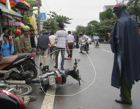 Xe máy “điên” gây tai nạn liên hoàn - 1 Xe máy “điên” gây tai nạn liên hoàn - 1