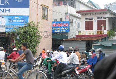Nam thanh niên chết trong tư thế treo cổ tại nhà nghỉ - 1 Nam thanh niên chết trong tư thế treo cổ tại nhà nghỉ - 1