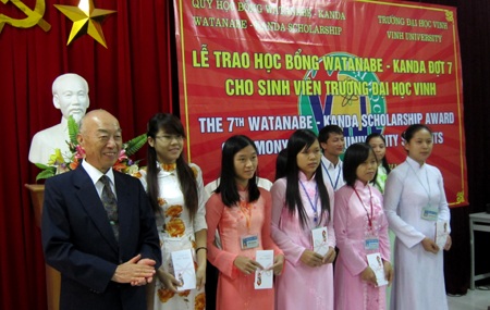 Học bổng Watanabe - Kanda đến với cho SV nghèo ĐH Vinh - 1