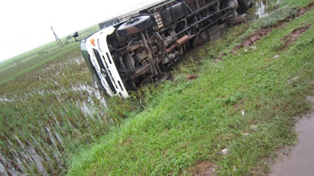 Tránh xe khách, xe tải lật xuống ruộng - 1 Tránh xe khách, xe tải lật xuống ruộng - 1