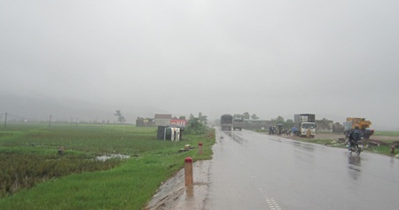 Tránh xe khách, xe tải lật xuống ruộng - 2 Tránh xe khách, xe tải lật xuống ruộng - 2