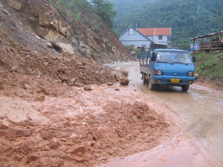 Quốc lộ 7 lại sạt lở nghiêm trọng  - 4