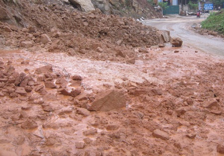 Quốc lộ 7 lại sạt lở nghiêm trọng  - 5