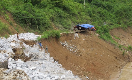 Quốc lộ 7 lại sạt lở nghiêm trọng  - 6