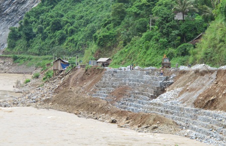 Quốc lộ 7 lại sạt lở nghiêm trọng  - 7