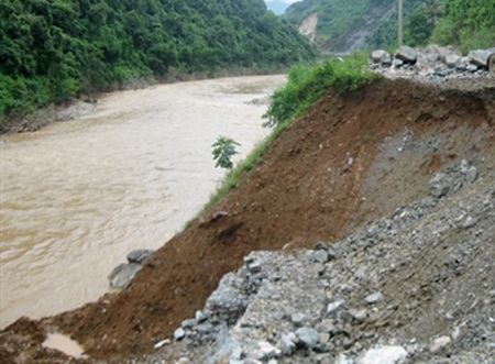 Quốc lộ 7 lại sạt lở nghiêm trọng  - 3