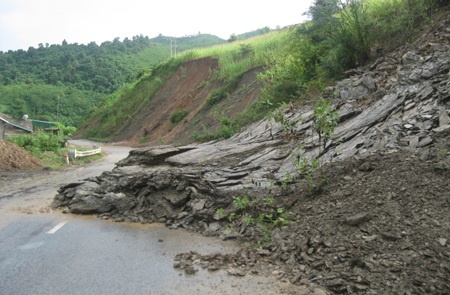 Quốc lộ 7 lại sạt lở nghiêm trọng  - 1