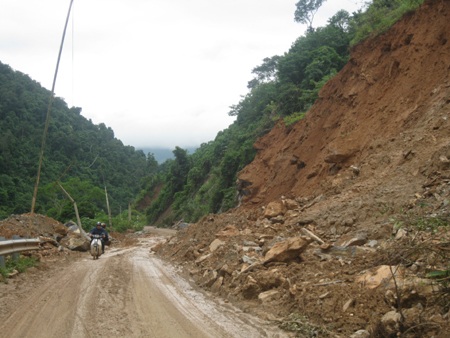 Quốc lộ 7 lại sạt lở nghiêm trọng  - 2