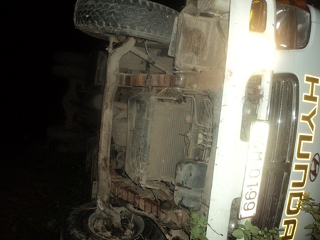 Xe tải nổ lốp, lật chỏng chơ bên đường - 3