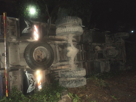 Xe tải nổ lốp, lật chỏng chơ bên đường - 1