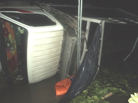 Xe tải nổ lốp, lật chỏng chơ bên đường - 2