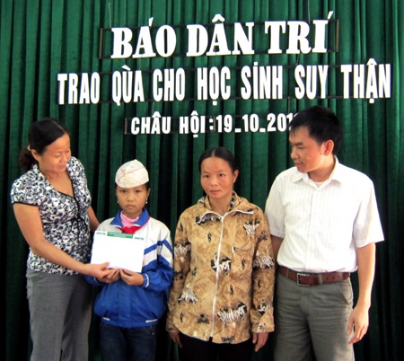 Tích góp tiền để thay thận cho em Sim  - 1