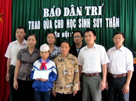 Tích góp tiền để thay thận cho em Sim  - 2