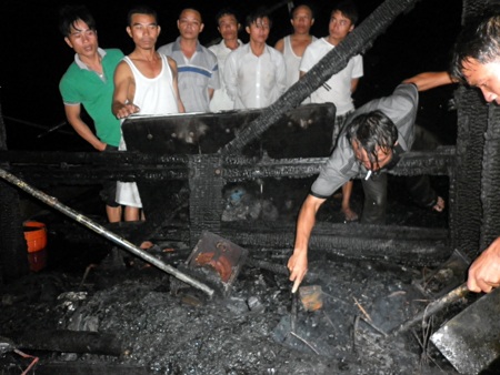 Tàu đánh cá vừa hạ thủy bốc cháy dữ dội - 13