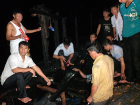 Tàu đánh cá vừa hạ thủy bốc cháy dữ dội - 14