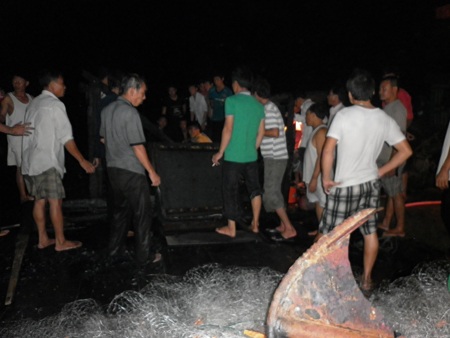 Tàu đánh cá vừa hạ thủy bốc cháy dữ dội - 5