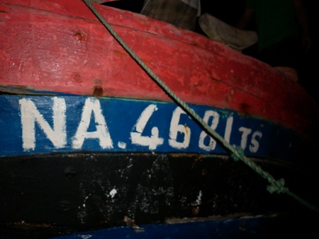 Tàu đánh cá vừa hạ thủy bốc cháy dữ dội - 1