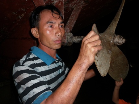 Tàu đánh cá vừa hạ thủy bốc cháy dữ dội - 2