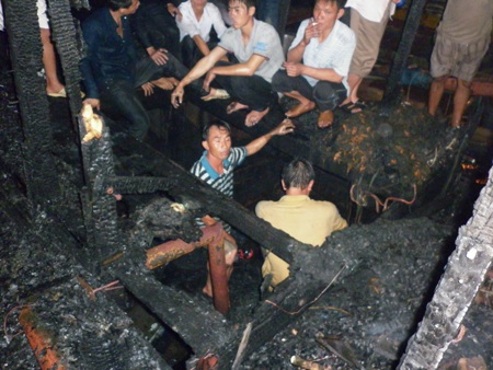 Tàu đánh cá vừa hạ thủy bốc cháy dữ dội - 6