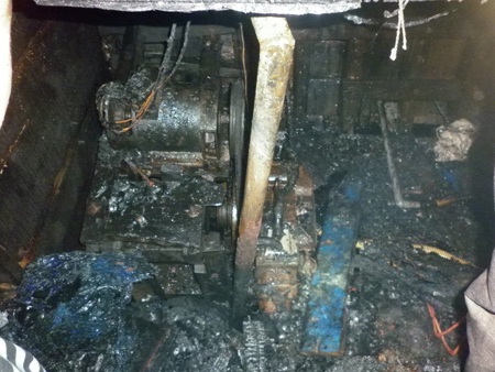 Tàu đánh cá vừa hạ thủy bốc cháy dữ dội - 8