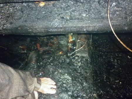 Tàu đánh cá vừa hạ thủy bốc cháy dữ dội - 9