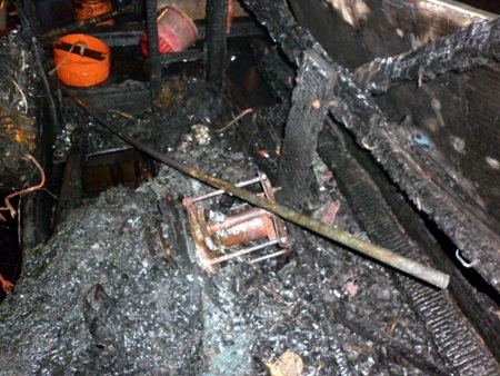 Tàu đánh cá vừa hạ thủy bốc cháy dữ dội - 10