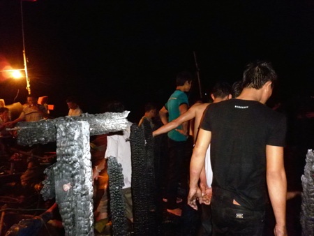 Tàu đánh cá vừa hạ thủy bốc cháy dữ dội - 11