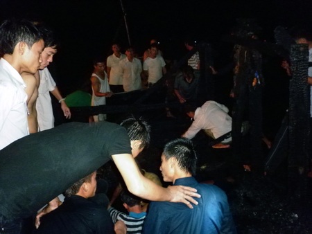 Tàu đánh cá vừa hạ thủy bốc cháy dữ dội - 12